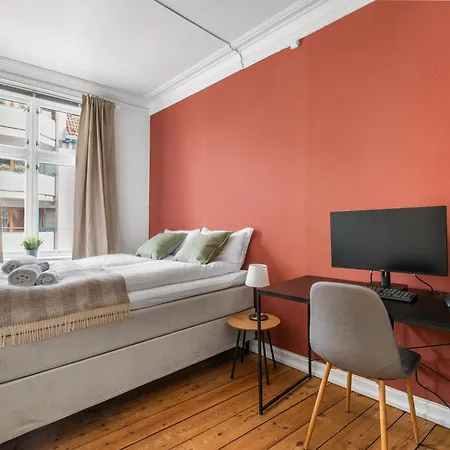 Colorful - Right Next To Grieghallen! Lejlighed