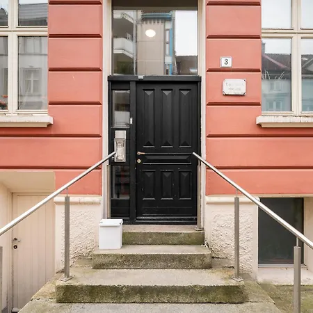 Colorful - Right Next To Grieghallen! Lejlighed